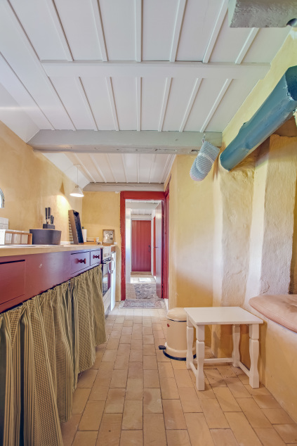 Moderne køkken tilpasset historisk tanghus på Læsø